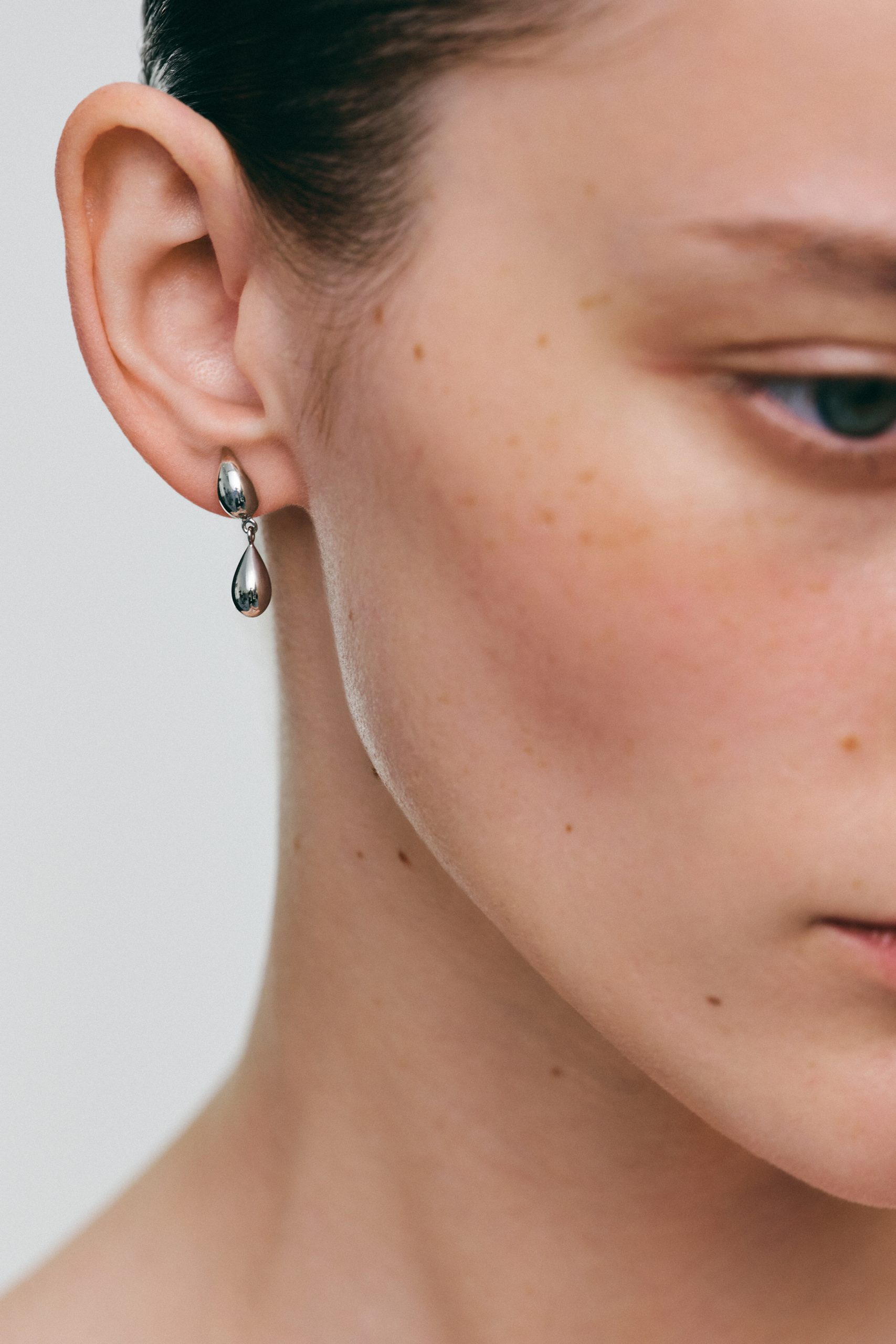 Сережки Сережки крапля коротка, біле золото з сучасним дизайном