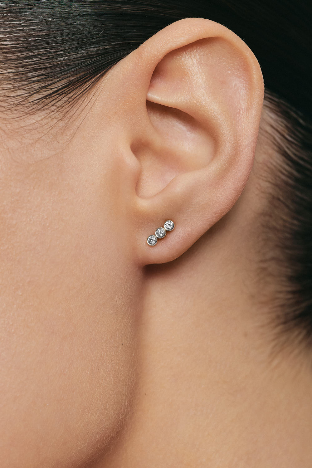 Сережки Сережки прямі маленькі, 6 діамантів, біле золото замовити в Гузема